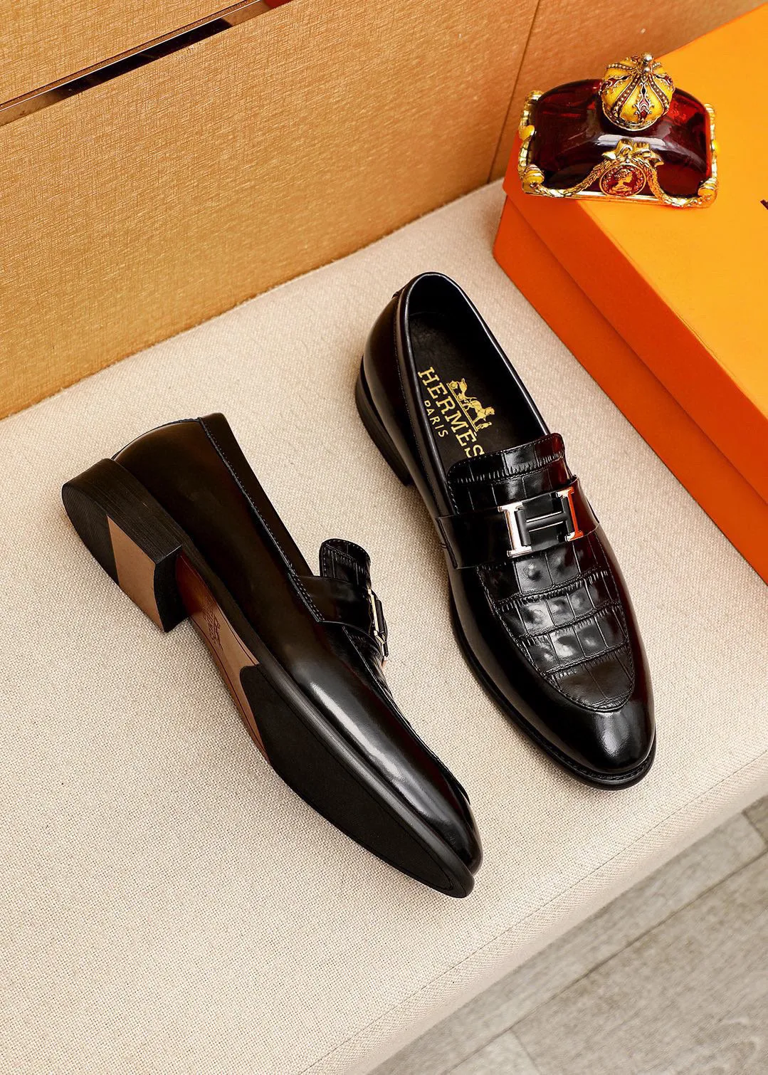 Men's shoes 💰460 💐 Product trademark: HERMES "Hermès" casual leather shoes Regular size: 39-44 (38.45.46🉑️Customized) Product materials: Selected imported first-layer calfskin embossed upper + classic hardware buckle, imported water-dyed 🐂 cowhide lining. Strong three-dimensional visual effect, combined outsole Color: 2⃣️colors available